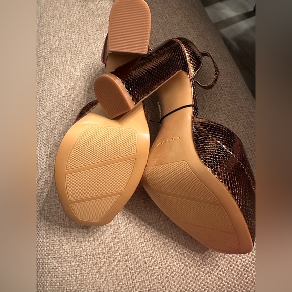 NWOB‼️ Gold Aldo 5.5 Inch Square Toe Platforms (Sizes 7.5 and 8) - Picture 6 of 8